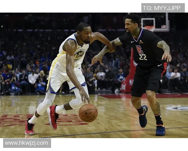 勇士与快船激战四月十九季后赛精彩对决引发球迷热议 勇士与快船激战四月十九季后赛精彩对决引发球迷热议