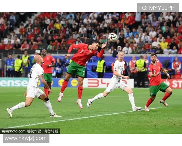 欧冠赛场惊现奇葩瞬间球迷闯入抢夺C罗球衣引发热议