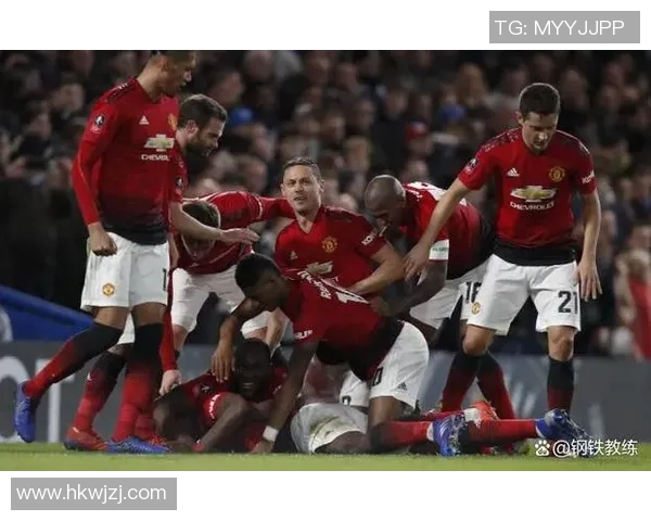 球迷疯狂冲入场内抢C罗球衣引发热议的欧冠奇观